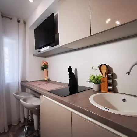 Modern In The Center Apartment Split