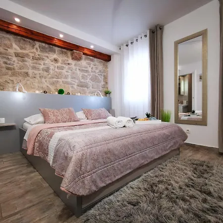 Modern In The Center * Split