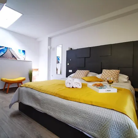 Modern In The Center Apartment *